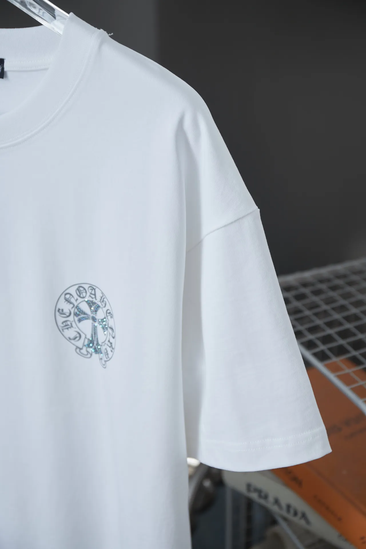 🅿️190 Ch*ome Hearte 25SS early spring new style Crow heart graffiti printed hot diamond short sleeves Light luxury essential item for daily commuting for men and women Correct version Welcome to compare Detailed features · 320g 100% pure cotton double yarn jersey fabric · Custom dyed in the same cylinder, special thickened 32 pieces double-strand 1X1 thread · Digital direct printing ➕Imported Australian pearlescent diamonds · Double needle stitching and cross-stitch technology · Original main mark, washed tag, brand moisture-proof paper packaging Color: black/white/rose red/grey Size: S/M/L/XL